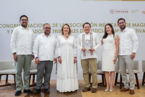 Magistrados y autoridades durante el Congreso Nacional de la Asociación Mexicana de Magistradas y Magistrados, analizando la implementación de Inteligencia Artificial en la justicia de Yucatán.