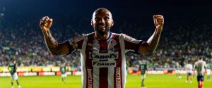 Aunque su equipo se llevó la derrota, el delantero brasileño Joao Pedro anotó doblete ante Querétaro y llegó a seis anotaciones en el Apertura 2025, lo que lo tiene como líder de goleo.