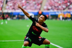 El ex rojinegro del Atlas Jairo Torre, selló la victoria de los Bravos de Juárez sobre las Chivas.