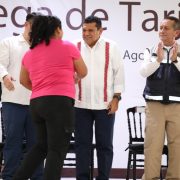 Javier May y Conavi entregan apoyos para viviendas