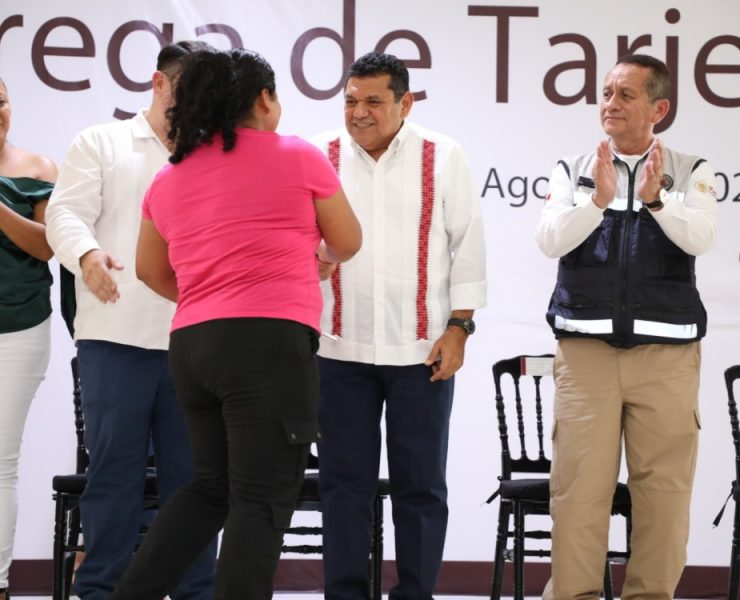 Javier May y Conavi entregan apoyos para viviendas