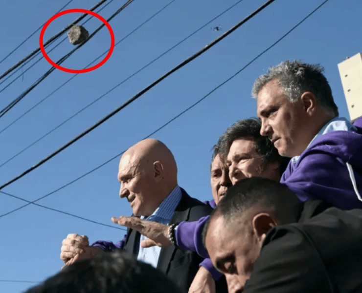 Javier Milei es atacado con piedras