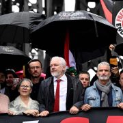 Julian Assange participa en manifestación