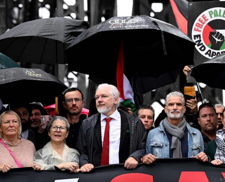 Julian Assange participa en manifestación