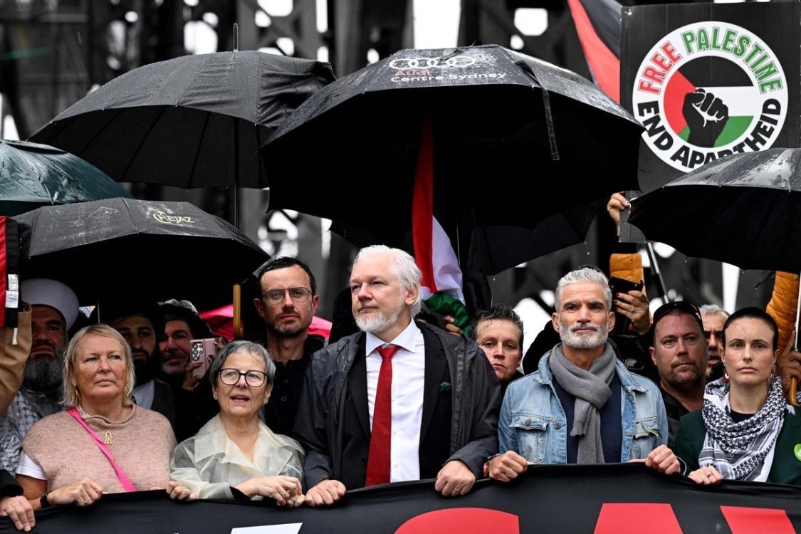 Julian Assange participa en manifestación