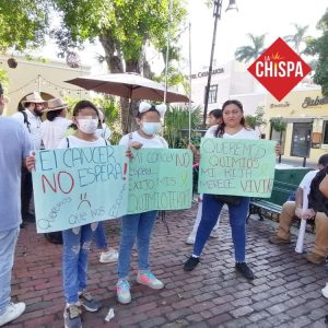 Madres y padres marchan en Mérida ante la falta de medicamentos oncológicos para las infancias y malas condiciones de infraestructura del hospital O’Horán.