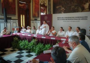 El Gobernador Joaquín Díaz Mena durante la firma del convenio para la Transformación de la Zona Metropolitana de Mérida, un paso histórico hacia un desarrollo urbano ordenado y con visión de futuro.