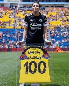 Monserrat Saldívar recibió un emotivo homenaje tras disputar 100 partidos con el América Femenil.