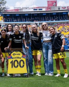 "La mediocampista azulcrema fue reconocida con una camiseta conmemorativa por su entrega y constancia.