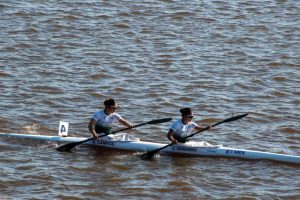 Nicol Guzmán y José Gil celebran su medalla de bronce en C2 500m de canotaje, sumando al orgullo nacional mientras México culminó como cuarto lugar en Asunción 2025.
