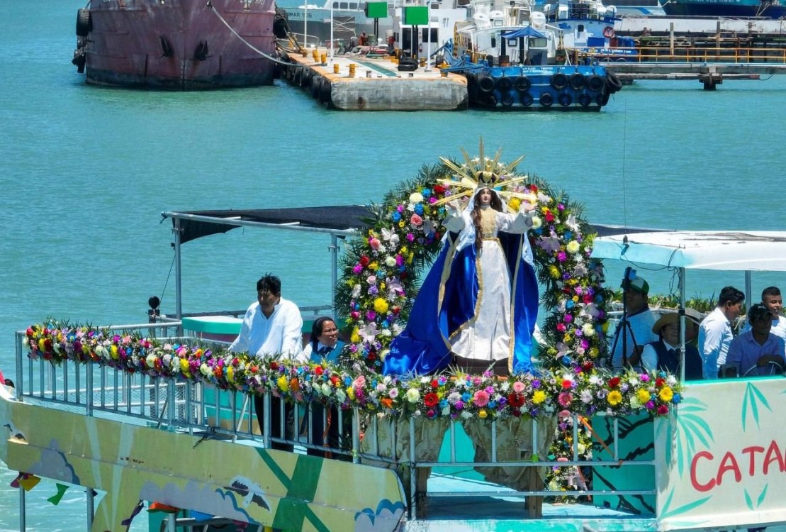 Fe y devoción en el paseo de la Virgen de la Asunción por mar