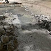 Vehículos de la CFE y empresas privada fracturan pavimento fresco en Isla Aguada