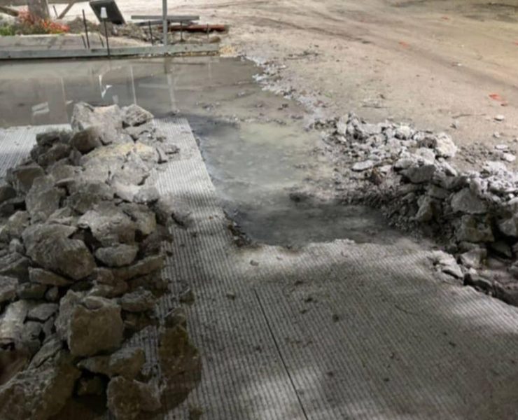 Vehículos de la CFE y empresas privada fracturan pavimento fresco en Isla Aguada