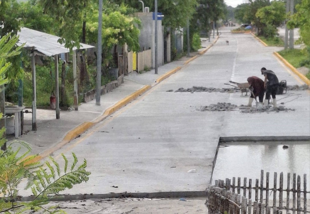 Vehículos de la CFE y empresas privada fracturan pavimento fresco en Isla Aguada