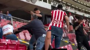 En el partido entre Chivas contra Bravos de Juárez, también se presentaron hechos violentos, en donde el hermano del jugador Ángel Zaldívar, fue uno de los agredidos.