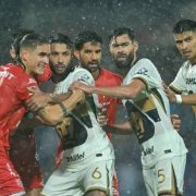 Pumas sumó un punto ante Necaxa en duelo bajo la lluvia