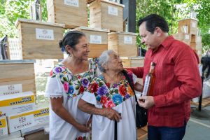 Gobernador Joaquín Díaz Mena encabezó la entrega de más de 3,400 insumos apícolas a productoras y productores de Umán y de 19 municipios del interior del estado