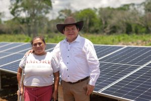 El Gobernador Joaquín Díaz Mena supervisa la instalación del sistema de riego solar en Kinchil, símbolo del compromiso con la justicia social con riego solar en Kinchil.