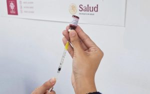 Personal de salud en Yucatán aplicando vacunas como parte de las acciones preventivas contra el sarampión.