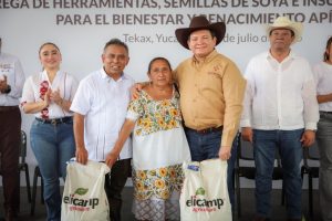 El Gobernador Joaquín Díaz Mena supervisa la entrega de insumos agrícolas en Tekax como parte del programa Avanza el Renacimiento Agropecuario, fortaleciendo al campo yucateco.