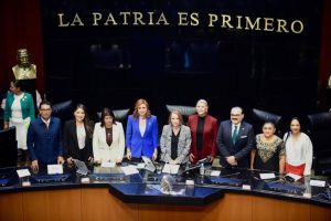 Experiencia y trayectoria de Verónica CaminoCamino Farjat señaló que este cargo constituye un gran honor que la motiva a seguir sirviendo con responsabilidad, respeto a la ley y apego a la institucionalidad del Senado. Asimismo, refrendó su compromiso de impulsar el fortalecimiento de la vida democrática y garantizar que las decisiones de la Cámara Alta respondan al pueblo de México.

La legisladora recordó que su elección como vicepresidenta se suma a la experiencia adquirida tras desempeñarse como secretaria de la Mesa Directiva durante siete periodos consecutivos.

“Estoy muy agradecida por el respaldo de mis compañeras senadoras y compañeros senadores, quienes al elegirme vicepresidenta manifestaron su confianza en el trabajo serio, responsable y constante que he realizado en favor del Poder Legislativo”, destacó.

Unidad en la nueva Mesa Directiva del Senado
Finalmente, subrayó que la nueva Mesa Directiva asume el compromiso de trabajar con unidad y responsabilidad en un periodo en el que se abordarán temas fundamentales para el desarrollo del país.