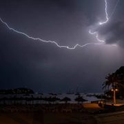 Tormenta eléctrica de anoche causó expectativas en la población