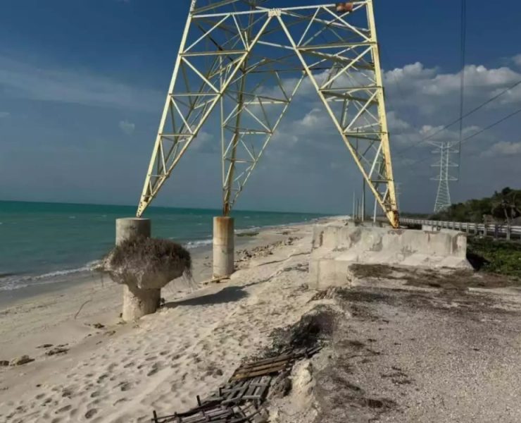 Torre de la CFE en el tramo Isla Aguada Sabancuy a punto de caer