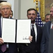 Trump impone aranceles del 10 al 41