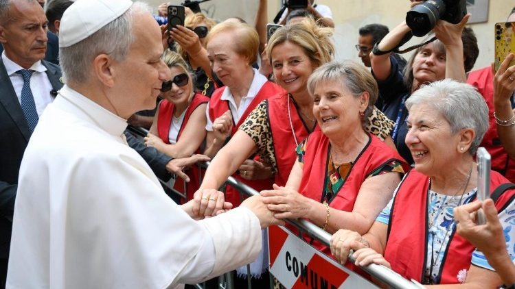 León XIV combina llamado a la paz con gestos de cercanía hacia los más necesitados