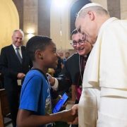 León XIV combina llamado a la paz con gestos de cercanía hacia los más necesitados