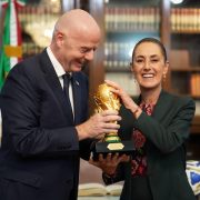 Sheinbaum y Gianni Infantino revisan avances rumbo a la Copa Mundial 2026; Ciudad de México será sede de la inauguración
