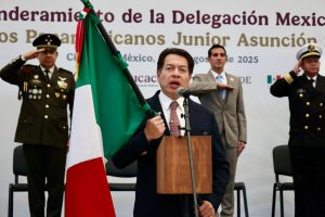 Mario Delgado entrega la bandera nacional a las escoltas de la Delegación Mexicana que competirá en Asunción 2025.