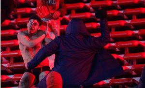 Aficionado con el rostro ensangrentado tras la brutal violencia en la Copa Sudamericana.