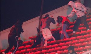 Caos en las gradas durante los disturbios que marcaron la brutal violencia en la Copa Sudamericana.