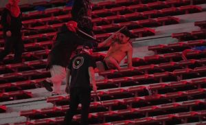 Facción de hinchas enfrenta a rivales con objetos contundentes durante la Copa Sudamericana.