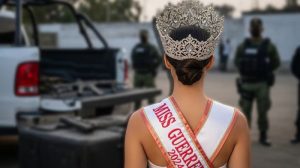 Isadora Lagos, quien recientemente renunció a su corona de Miss Guerrero 2024, fue detenida junto a su chofer tras no validar la pertenencia de un arma de fuego