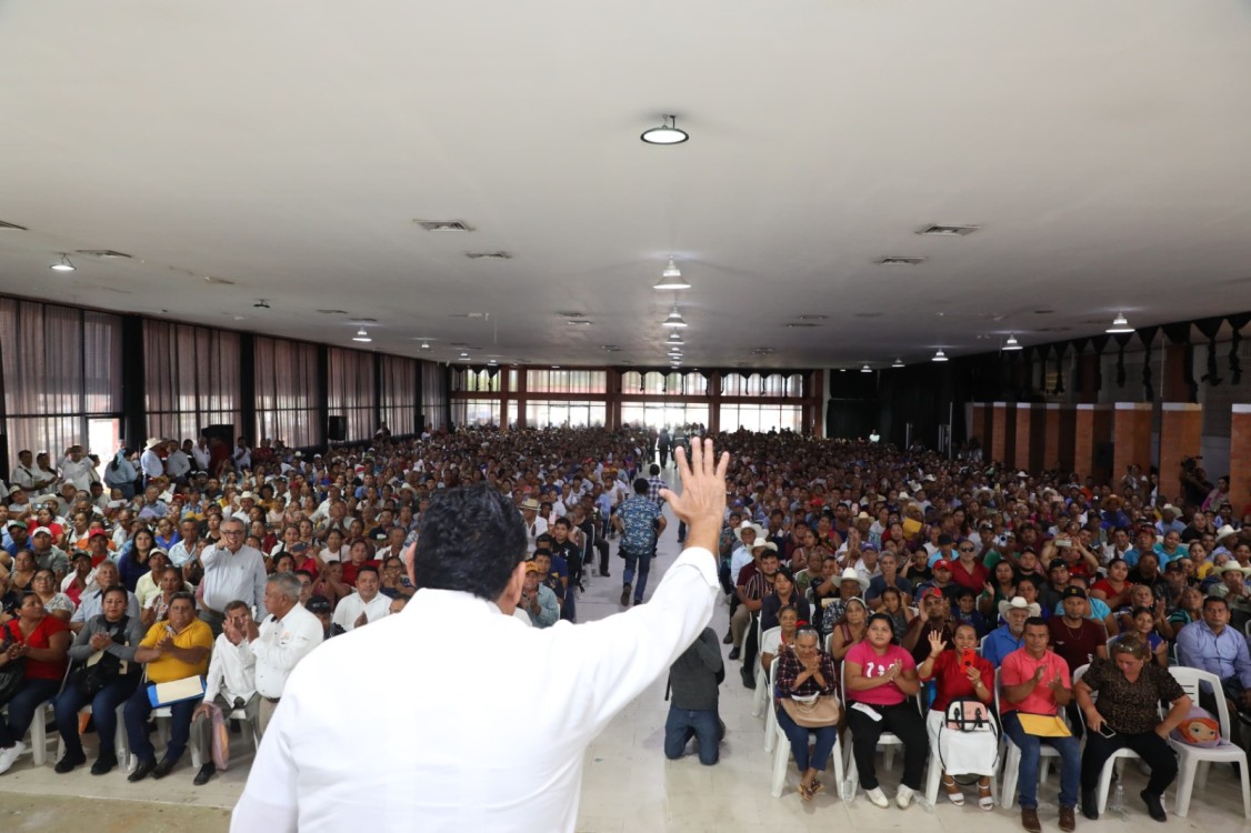 entregan Javier May y Conavi apoyos para mejoramiento de viviendas