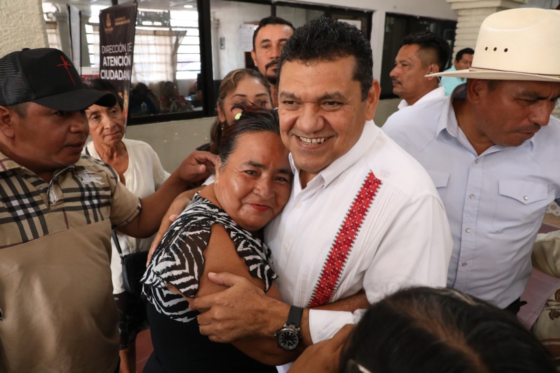 entregan Javier May y Conavi apoyos