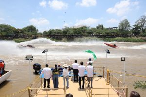 Pilotos participantes surcan las aguas del río Grijalva durante “Las 50 Leguas del Grijalva” en Tabasco, en un evento que combina deporte, cultura y turismo fluvial.