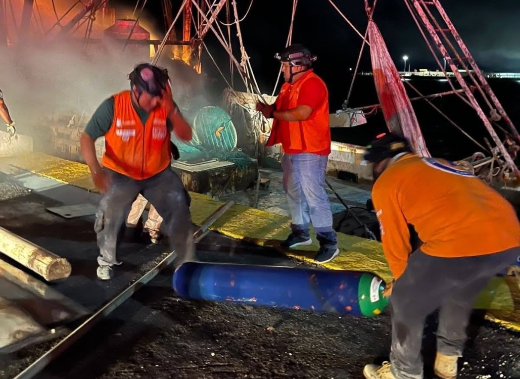 Se incendia barco camaronero