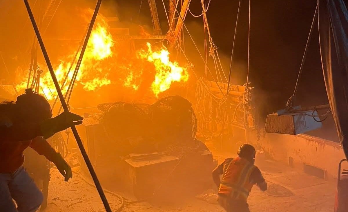 Se incendia barco camaronero