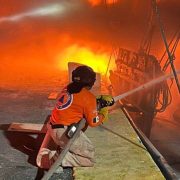 Se incendia barco camaronero