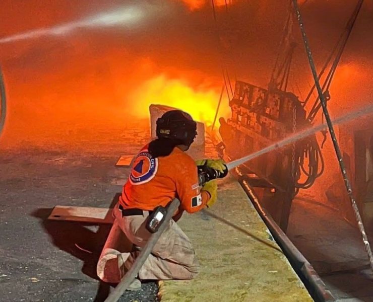 Se incendia barco camaronero