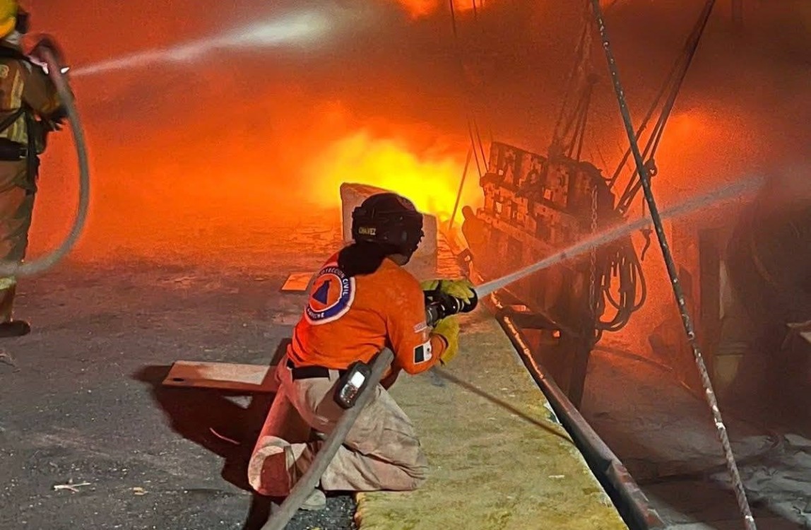 Se incendia barco camaronero