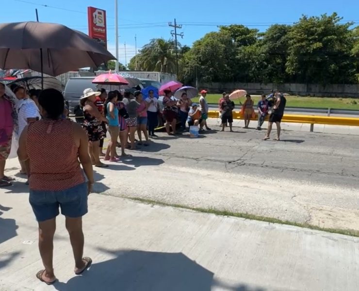 Vecinos de la colonia 23 de Julio bloquean avenida Isla de Tris
