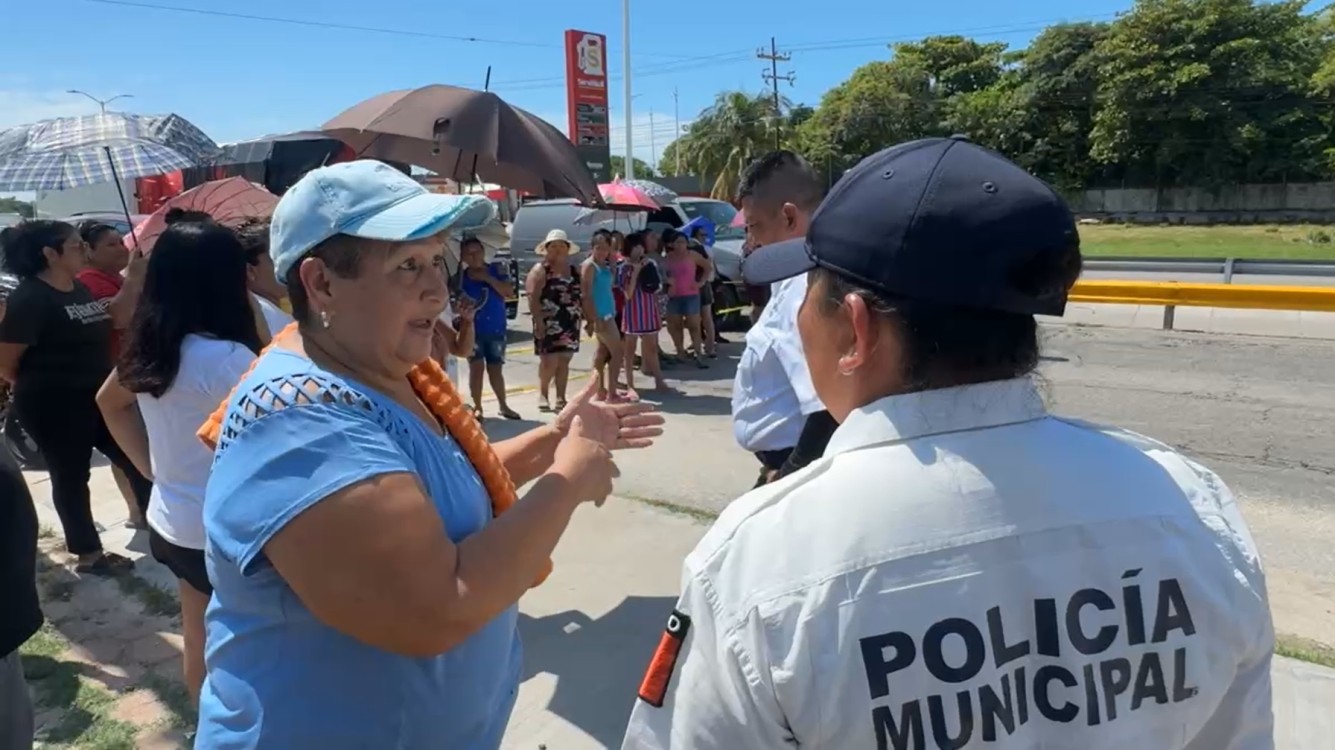 Vecinos de la colonia 23 de Julio bloquean avenida Isla de Tris