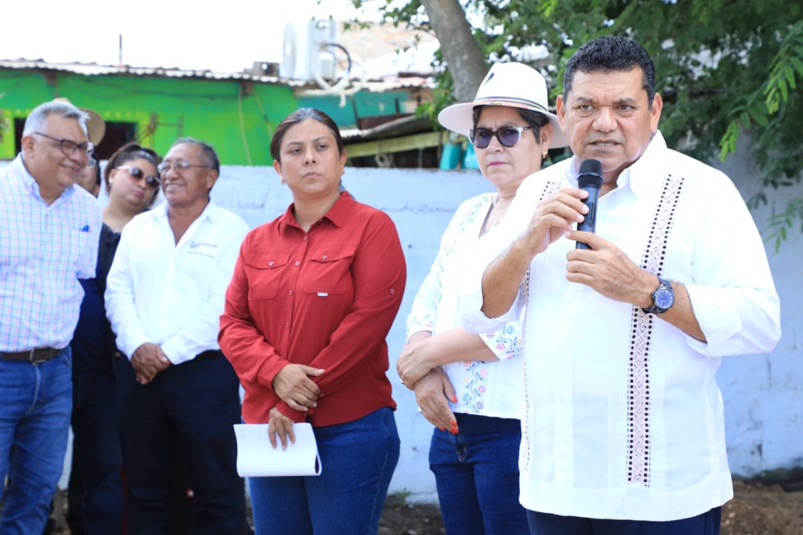 Javier May Rodríguez al inaugurar en Balancán calles