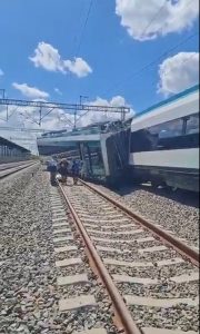 Pasajeros, entre turistas y familias, descendieron del Tren Maya con ayuda del personal de seguridad tras el accidente en Izamal.