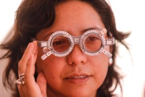 Vecinos de colonias del poniente de Mérida reciben lentes durante la exitosa jornada de salud visual, mejorando su calidad de vida y bienestar.