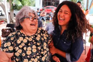 Lía y su familia muestran sus nuevos anteojos tras participar en la exitosa jornada de salud visual, garantizando una mejor visión para sus estudios y actividades diarias.
